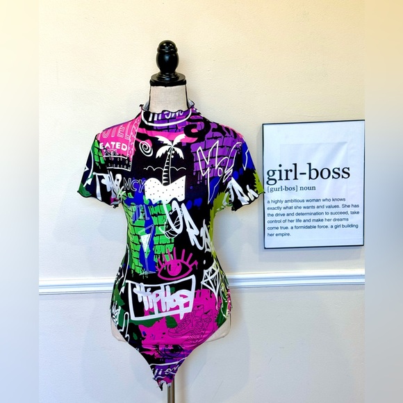 Short sleeve bodysuit with a high neck and a graffiti print. - Picture 2 of 2